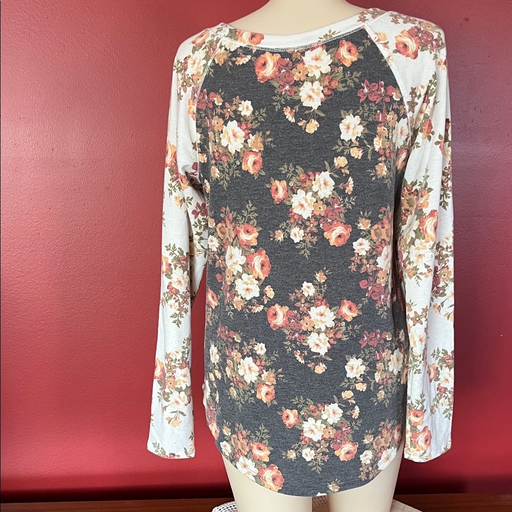 Like new Amazon Floral Gray and Cream Women's Blouse - Picture 7 of 11